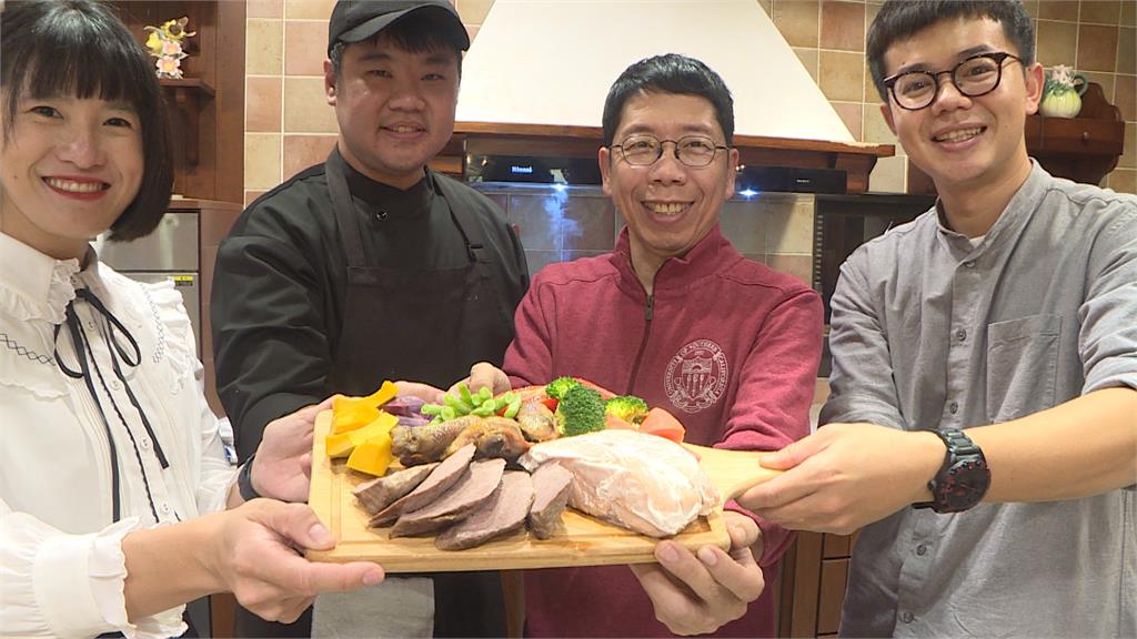 黃紹庭、鄭孟洳、張博洋 帶毛小孩挑戰製寵物年菜