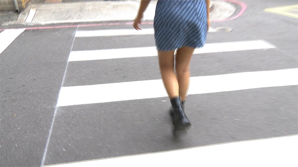 不禮讓行人!新北垃圾車嚇到孕婦 環保局:未等停禮讓「依工作規則懲處」