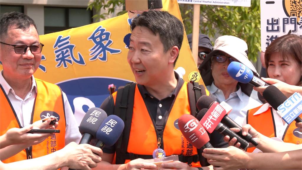 隨白沙屯媽祖走進彰化 陳世凱背8公斤行動氣象儀