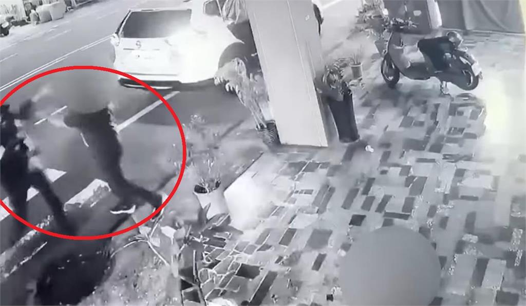 快新聞/台南女警取締違停竟遭車主持斧揮砍!縫合後無生命危險 驚險畫面曝