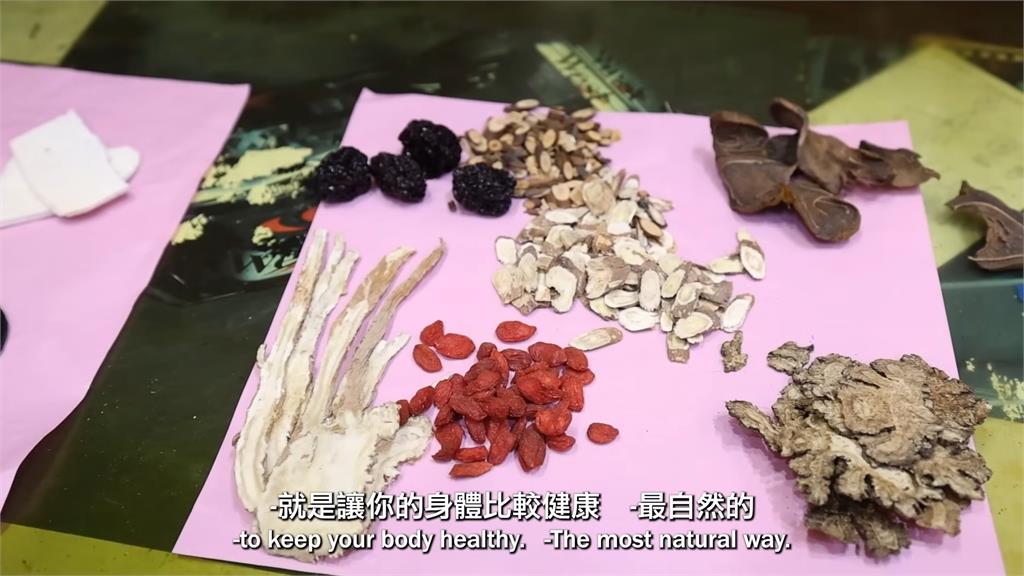 將中藥材煮成湯!中藥行轉型成餐廳 英國YTR試喝頻稱讚: 沒辦法停下來
