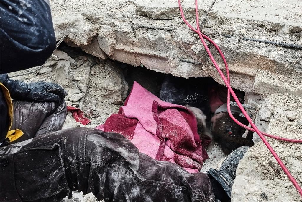 土耳其7.8強震如人間煉獄！孩童被石堆埋沒　世界遺產遭震垮