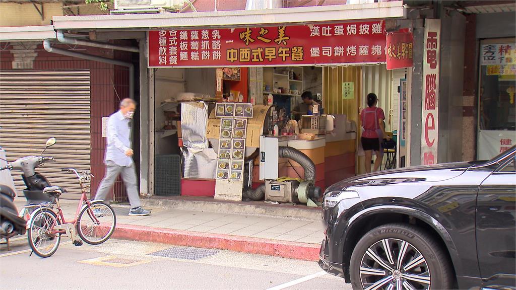 山羌來吃早餐? 文山區早餐店山羌闖入 店內顧客全嚇傻 畫面PO網引熱議