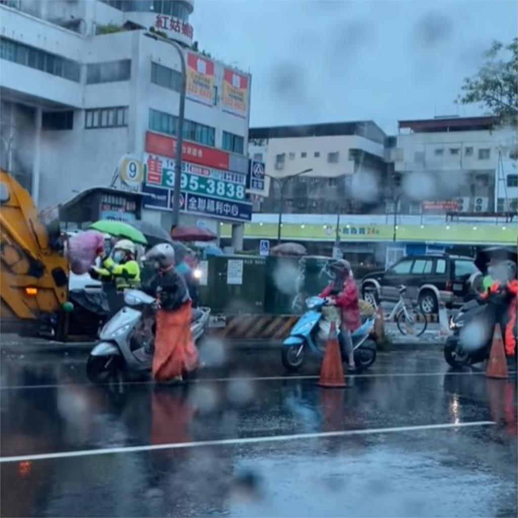 民眾騎車「排隊丟垃圾」動作超療癒　眾人一看全鼓掌：根本台灣奇蹟