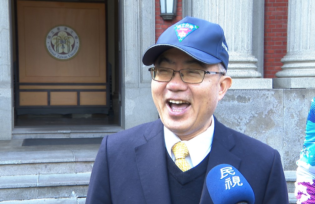 南一中單車環島抵台大　台大校長陳文章親自迎接學弟