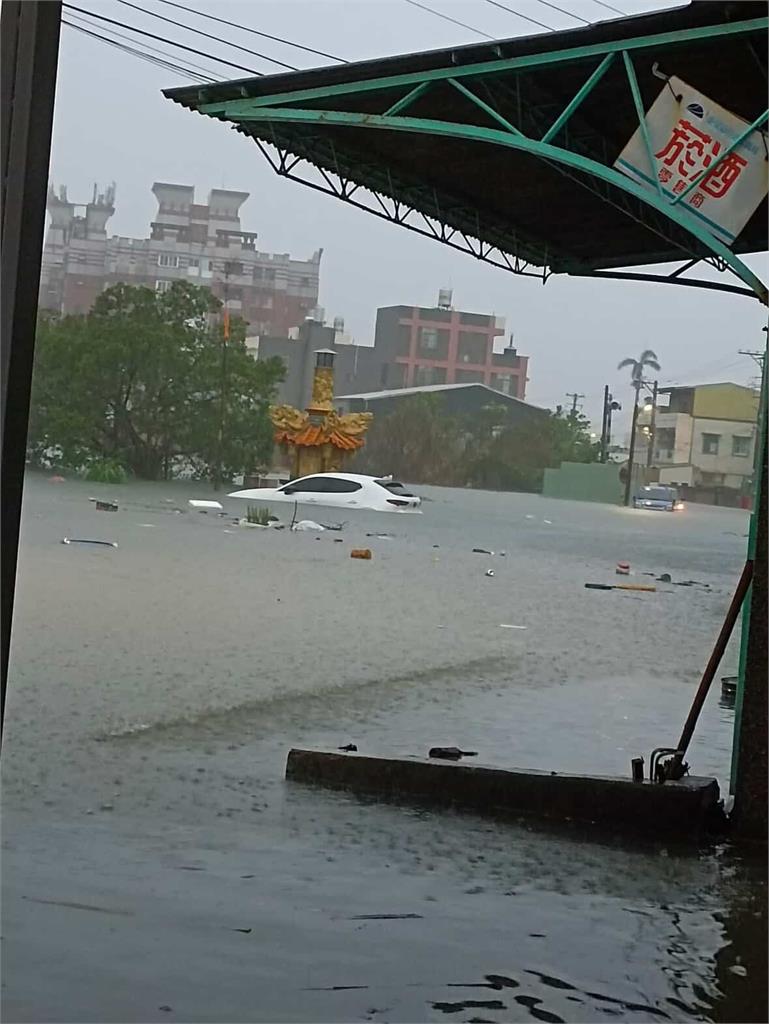 大雨狂炸「紫爆」嘉義縣!後潭平安宮泡水災情曝光⋯「水淹半個車身」