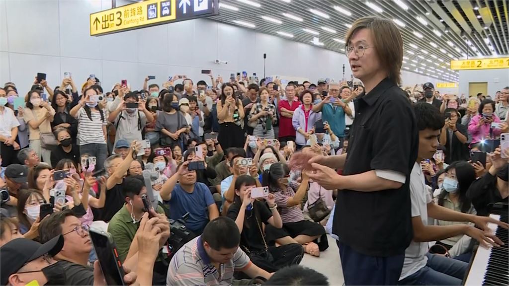 參戰台南車站公共鋼琴! 林隆璇.陳俊豪上演四手聯彈