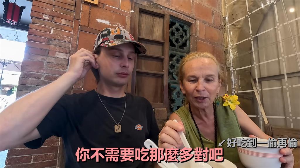 外國人也愛!居台混血帶媽上老街品傳統美食 嚐「神秘小吃」欲罷不能