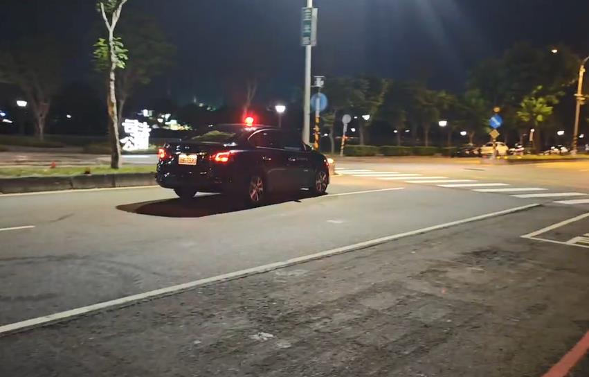 快新聞/鄭文燦1200萬交保檢抗告 桃院黑色專車載卷連夜出發畫面曝