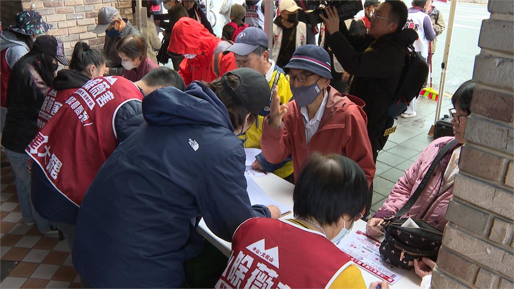 松山「山除薇害」拚二階 市場設攤簽名連署排長龍