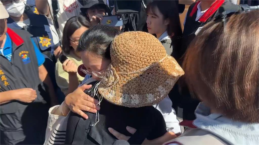 堰塞湖溢流／花蓮光復洪災頭七法會　徐榛蔚現身掉淚再被嗆「擺拍」
