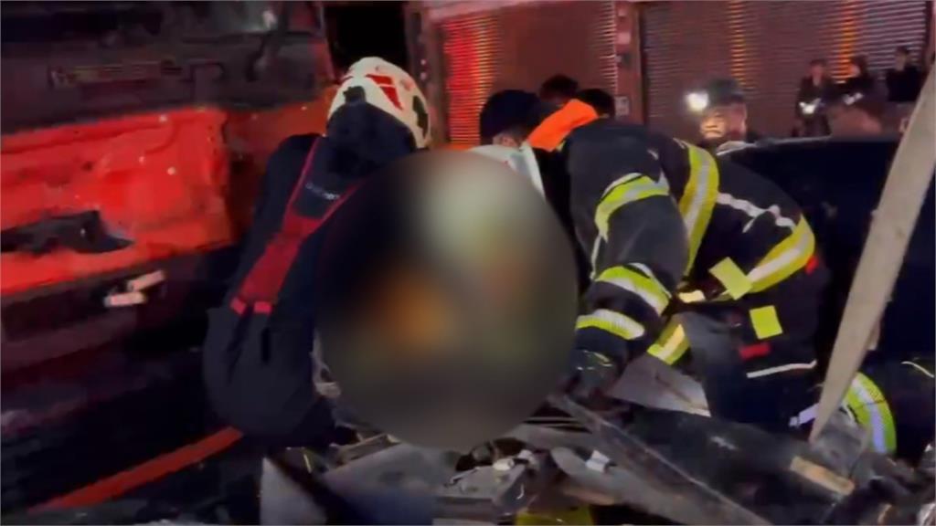 台東3車連撞！車頂塌陷成「V字形」駕駛無呼吸心跳搶救中