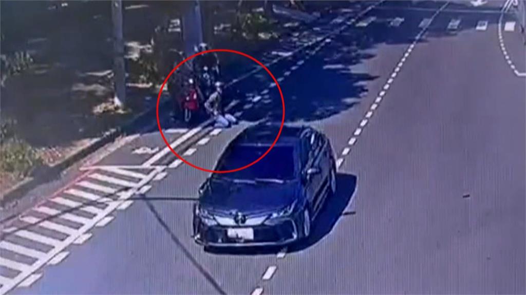 七旬退休老師肇逃連環撞 員警包圍攔車臉色難看