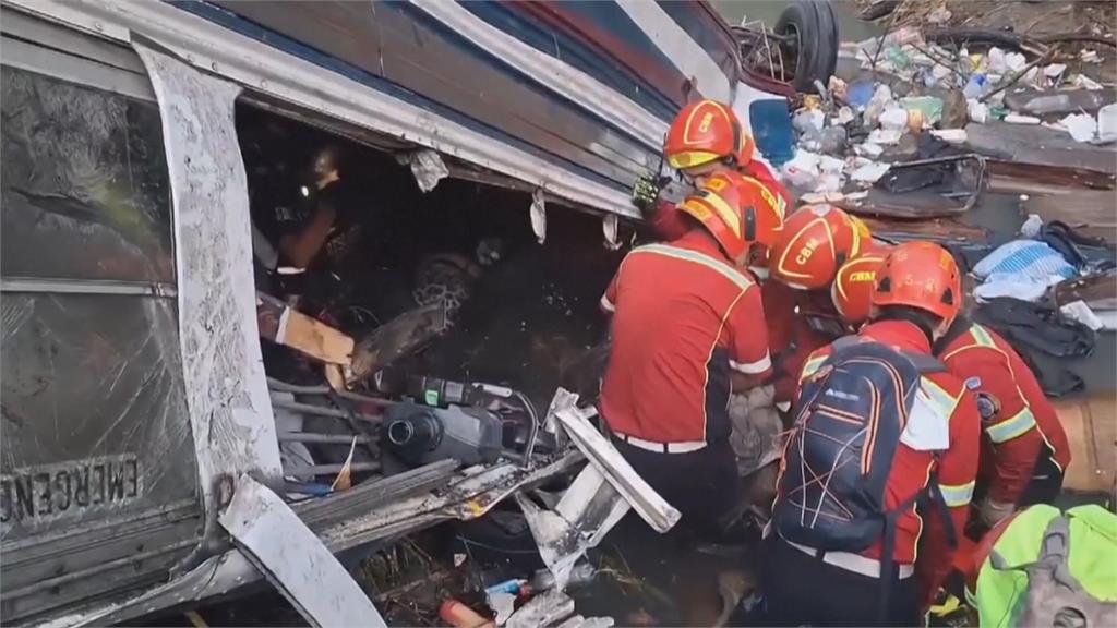 瓜地馬拉巴士衝出公路橋梁墜谷 至少55人死亡