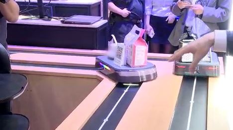 AI救缺工！點餐機身兼點餐、結帳　智慧送餐更省力留人才