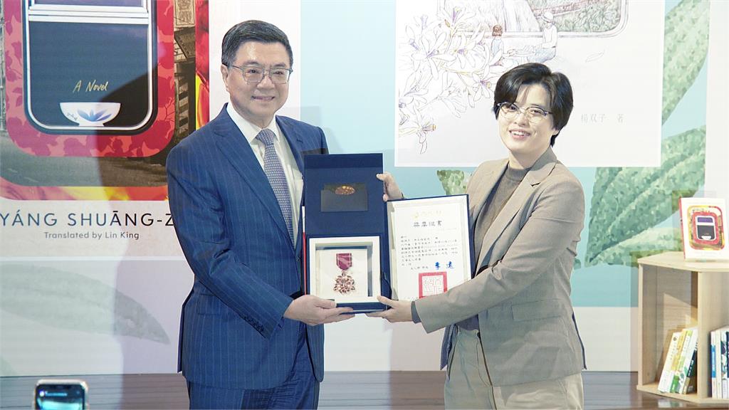 台灣文壇之光!楊双子獲美國圖書獎 卓揆親自授三等獎章、獎勵金