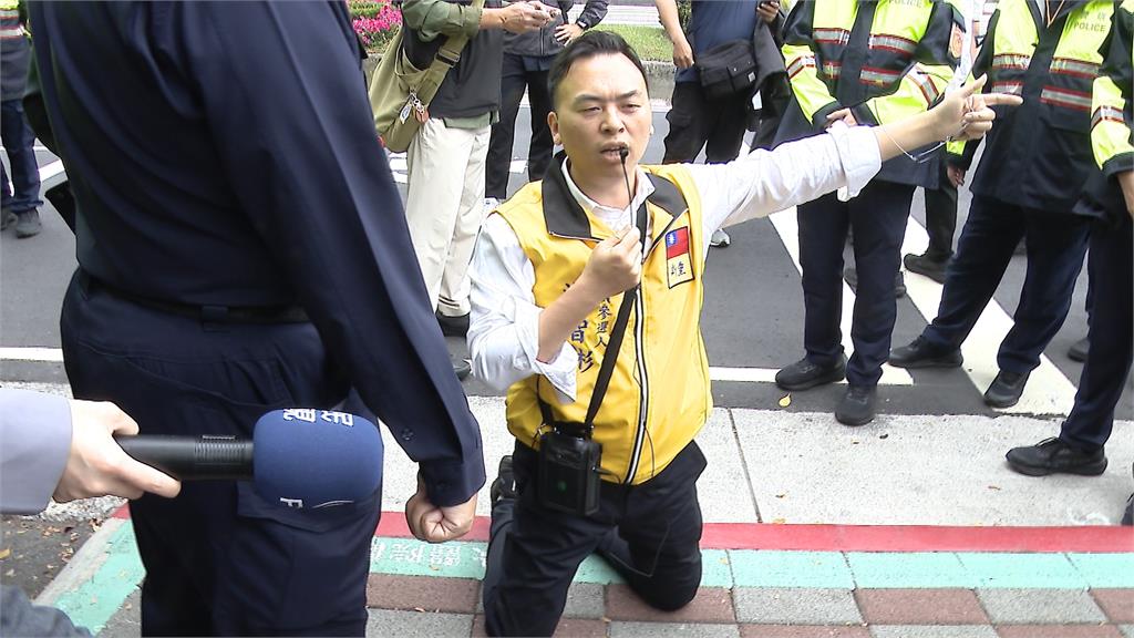 民眾黨上凱道集會大亂 游智彬「亂砸水球」 吃屎哥高喊柯貪汙