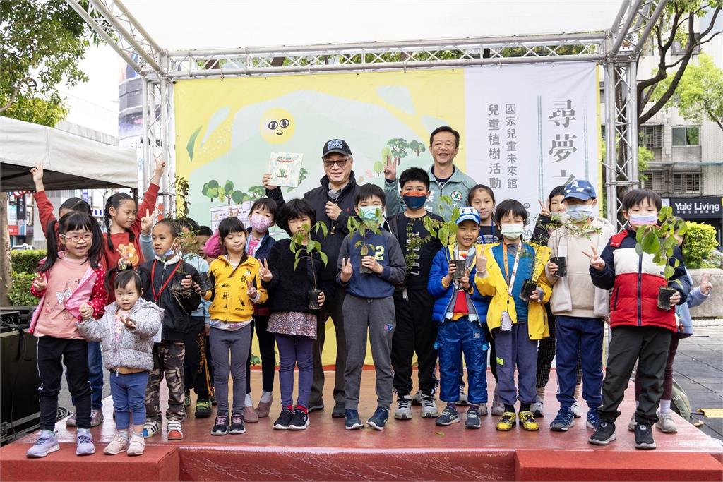 快新聞/與孩子攜手植台灣原生種 李遠化身小野爺爺:一起種下完成國家兒童未來館願望