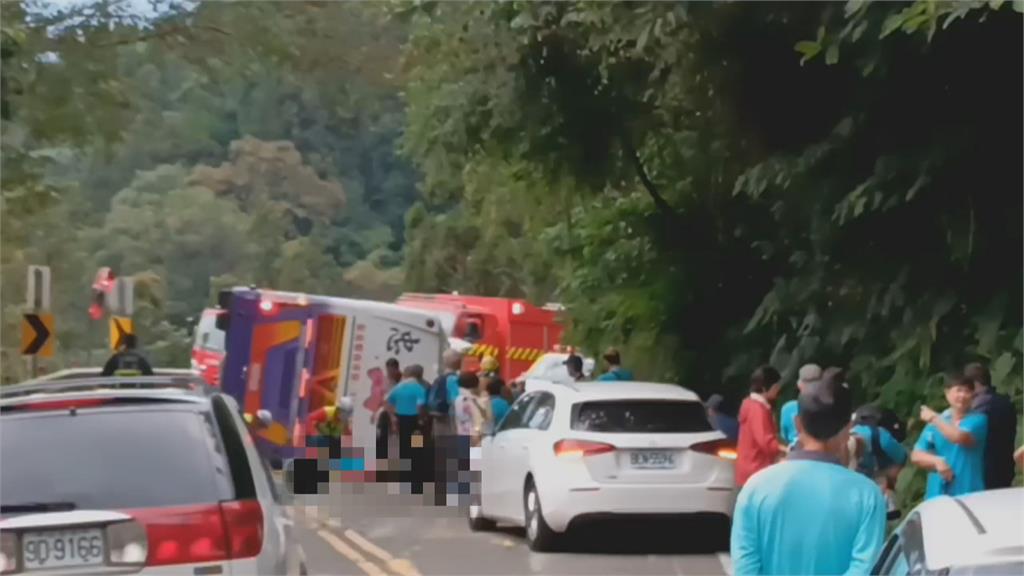 疑煞車失靈擦撞山壁　太平山遊覽車翻覆36人輕重傷！70歲婦人命危