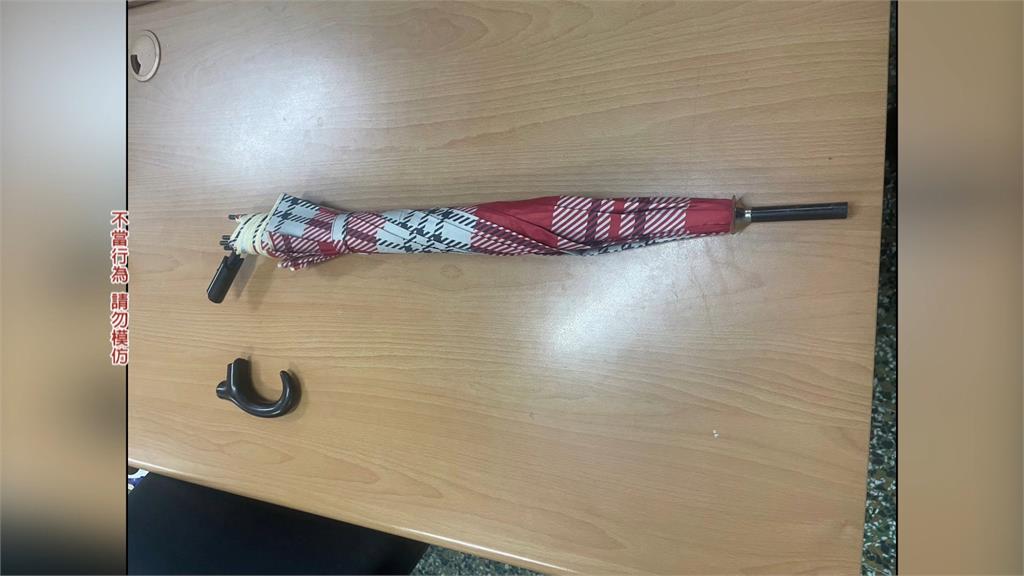 北捷脫序行為再添一樁! 醉男持傘狂砸閘門下場慘