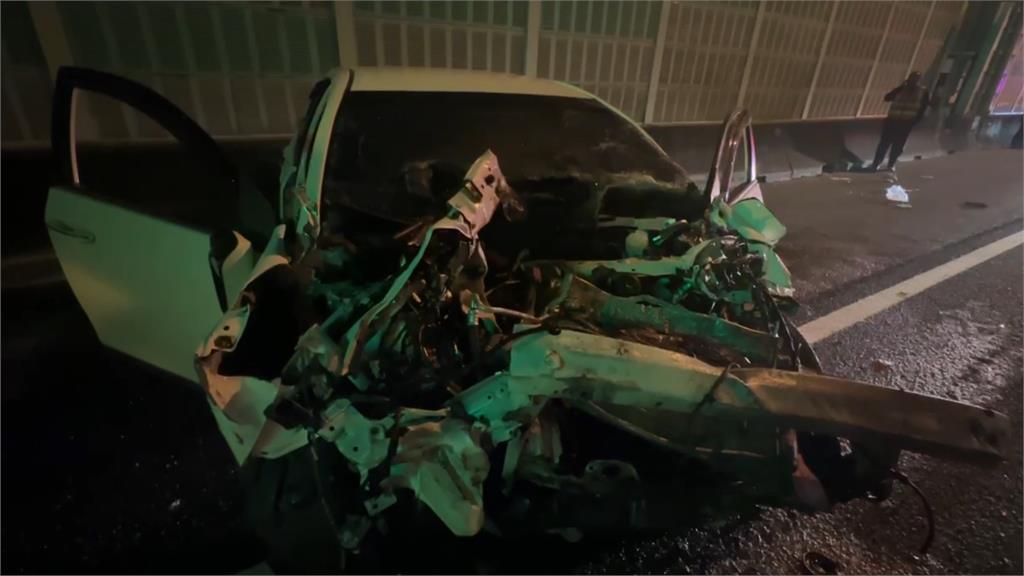 快新聞/國一高雄段死亡車禍!小車追撞水泥車「車頭全毀」 1女無生命跡象