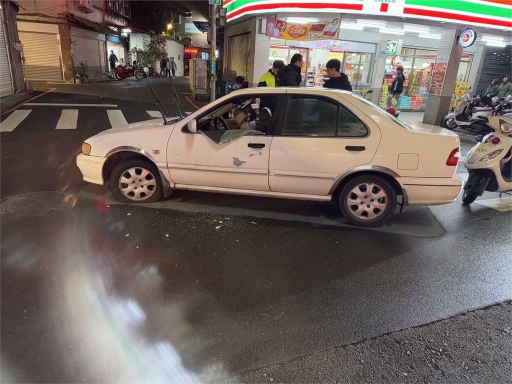 最新／永和贓車甩尾狂飆！警狂開4槍壓制　毒品前科男遭「拔」出車外