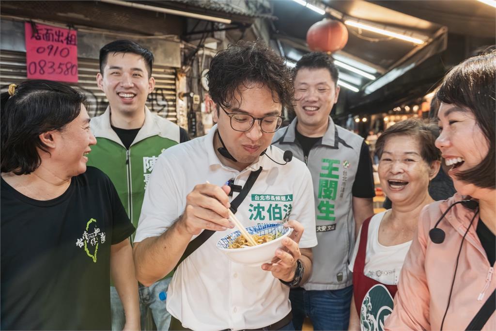 快新聞／「洋流」買爆臨江夜市！沈伯洋現身引發轟動　烤玉米賣光光