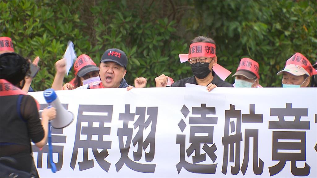 70年遠航總部強制拆除　張綱維率自救會到場砸蛋抗議