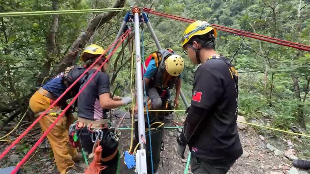 慕谷慕魚溪暴漲受困岩洞三天　消防人員搏命救出2人