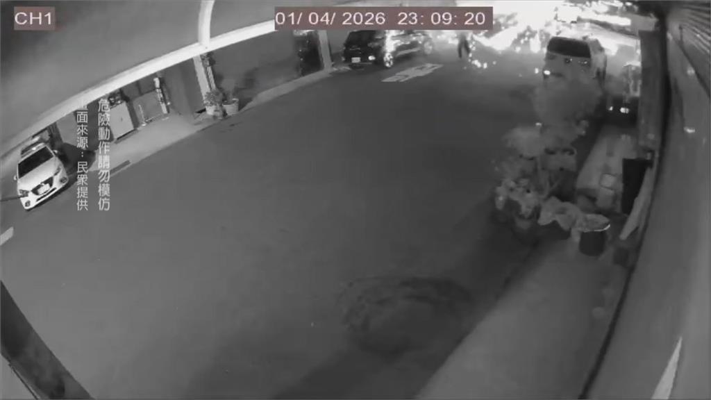 深夜爆炸聲!遭男子朝家門放煙火 住戶嚇壞報警!警方:將加強巡邏
