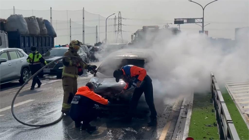 台南火燒車!停等紅燈車子突起火 越南籍駕駛急逃生