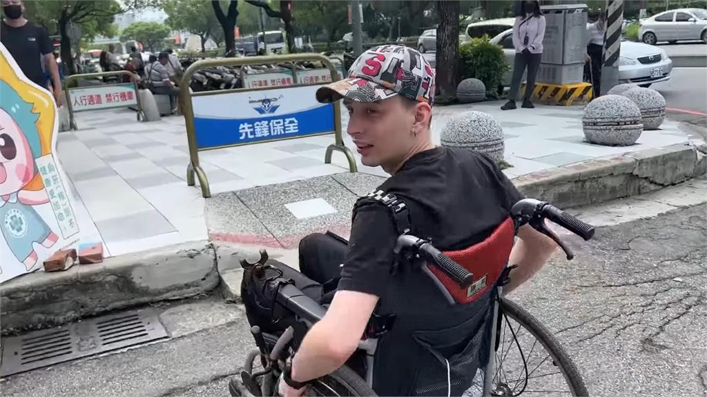 德國男體驗坐輪椅搭公車　司機1舉動讓他豎起大拇指