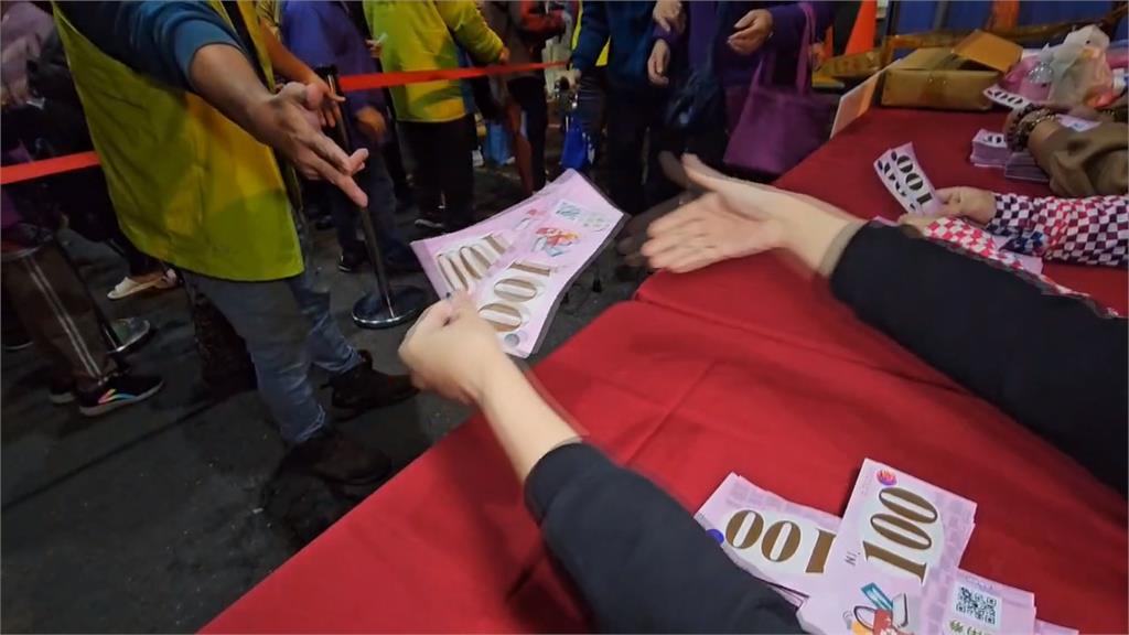 東門夜市抵用券排隊亂象　椅子、牛奶罐代排惹民怨