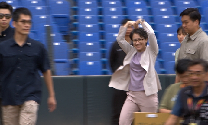 蕭美琴赴台中參加女棒聯賽閉幕　鼓勵選手勇敢追夢