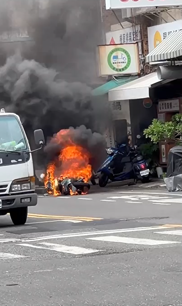 最新／電動車突然燒成火球！台南騎士跳車驚險逃生　黑煙狂冒畫面曝