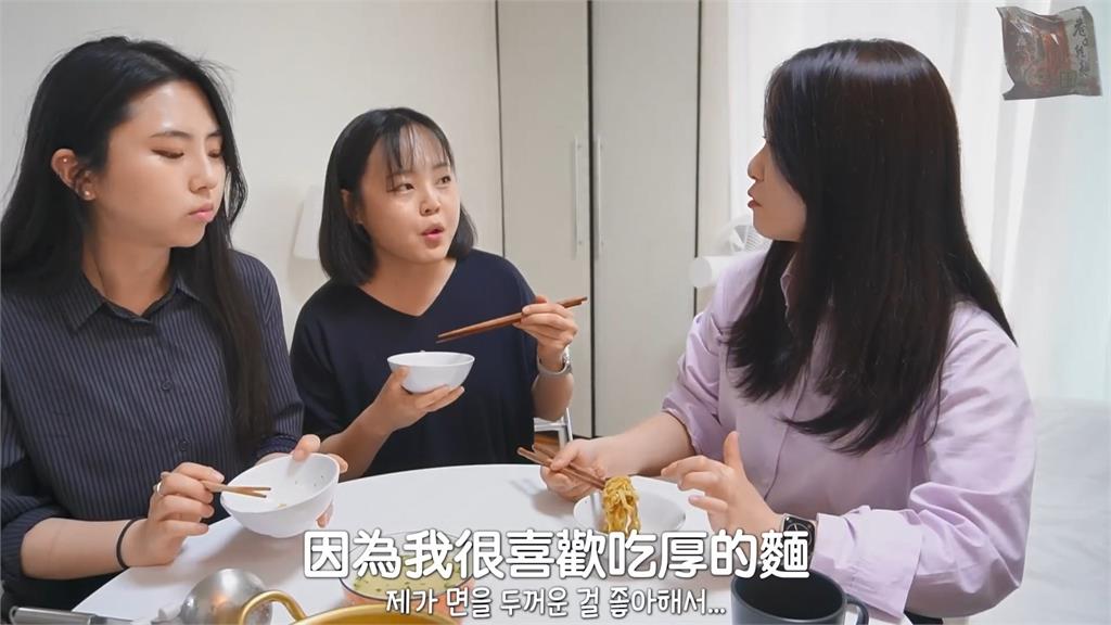 韓國妞初嚐「台灣泡麵」　湯頭濃郁驚訝喊：真的是3秒就能做到的味道？