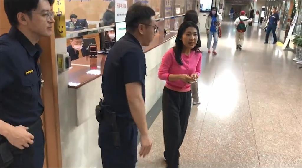 快新聞／遭柯建銘斷杖砸中提告　徐巧芯今穿粉色上衣現身北檢說明
