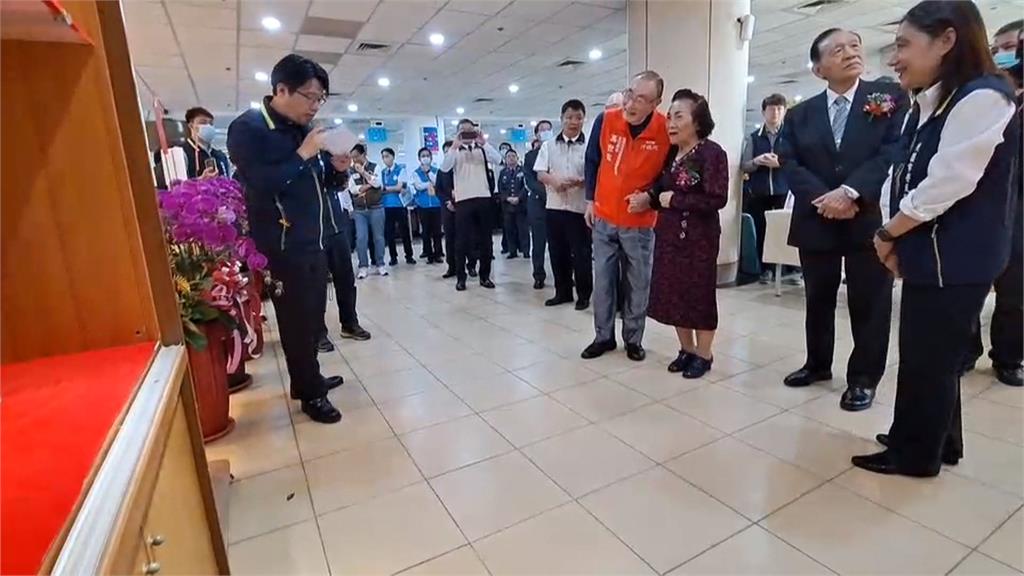 夫兒靈前擲三聖筊 87歲榮眷捐600萬給退輔會
