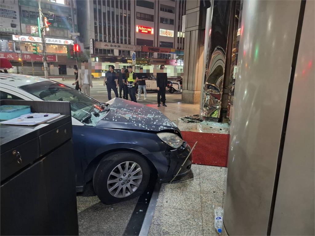快新聞／北市凌晨警車衝撞大樓　波及2民眾送醫後無礙