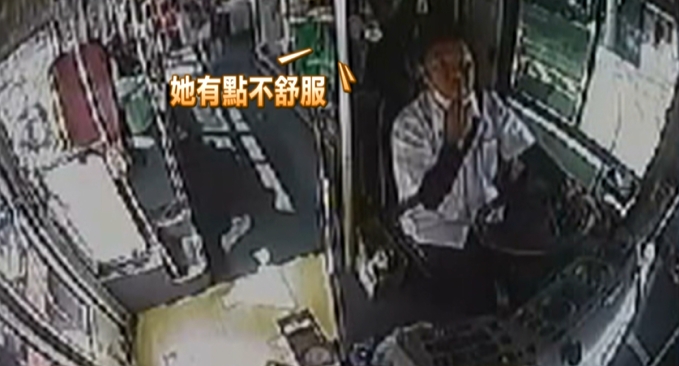 女搭公車突身體不適 暖心司機揹乘客赴診所就醫