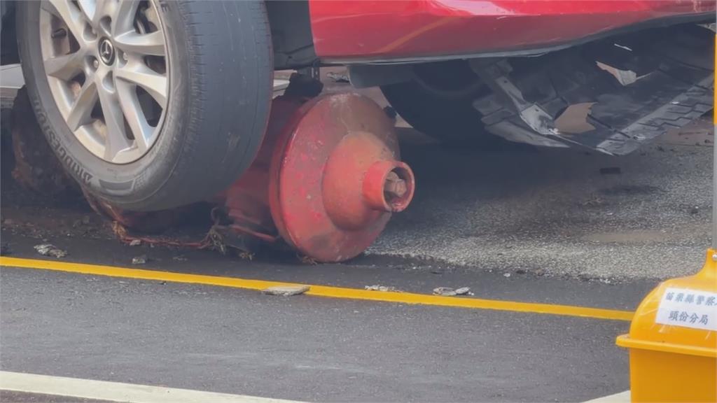 疑精神不濟 婦開車買早餐撞斷消防栓 水柱噴3米高