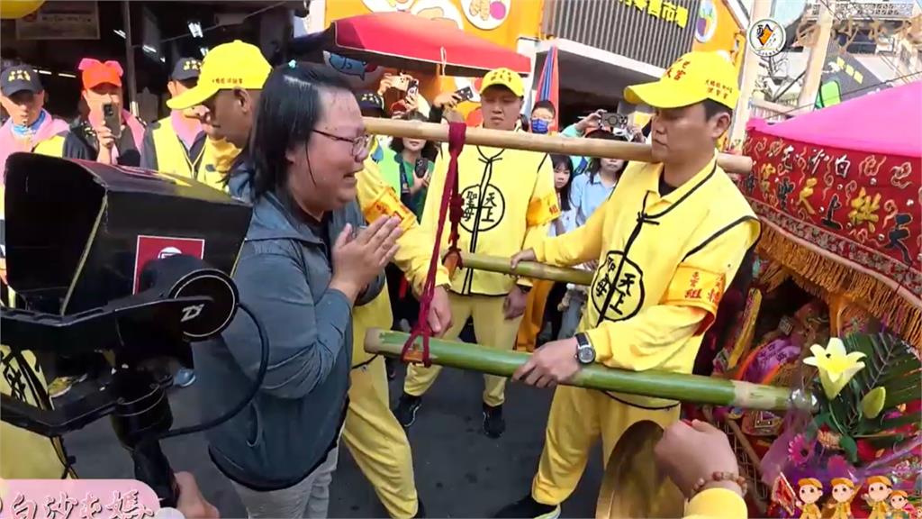 婦人焦急祈禱「粉紅超跑」突轉向衝向她!信眾淚喊「白沙屯媽祖聽見了」
