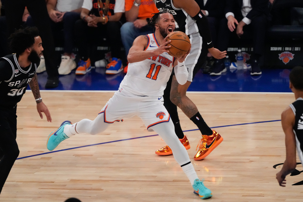NBA(影)/首節就火藥味十足!「斑馬」推倒「新紐約之王」布朗森還露出一抹笑容