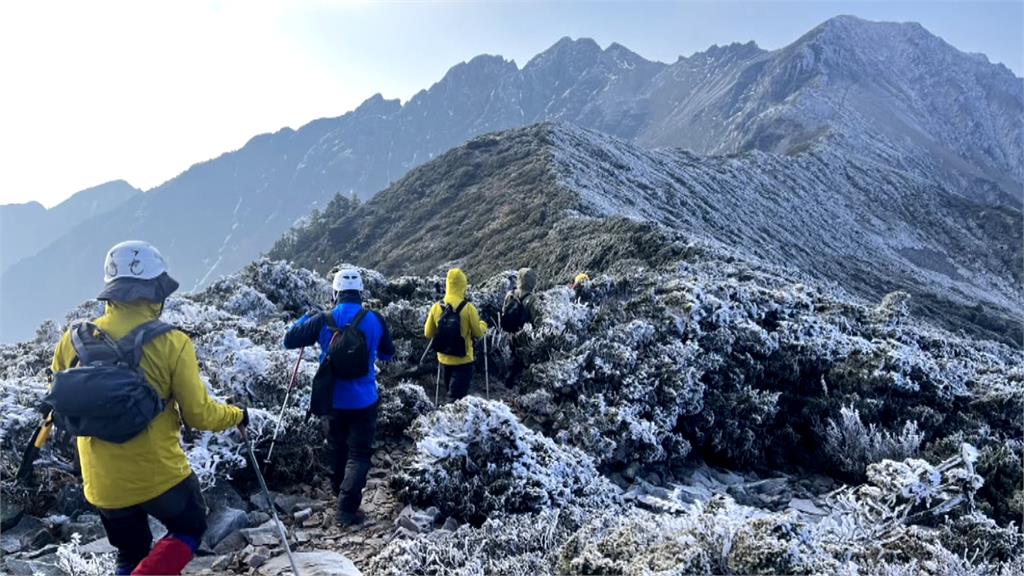 登"玉山後四峰"夫妻失聯 消防員踩冰路分頭搜