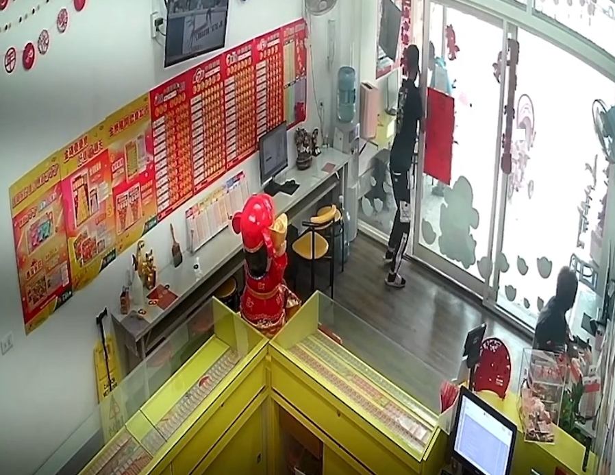 驚險！　兒童三輪車倒退嚕衝馬路　店內老闆眼尖神救援