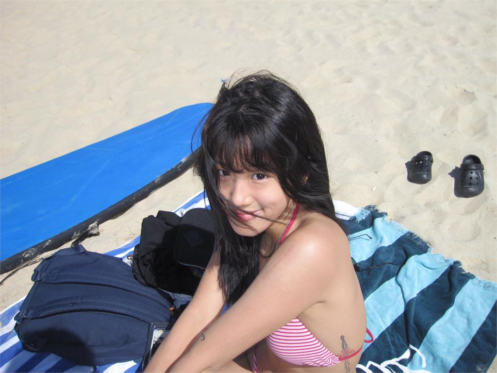 賈靜雯愛女Angel曬海邊泳裝辣照！網友狂讚「神複製媽媽顏值」