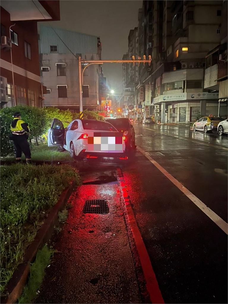 快新聞／台南轎車躲避警方攔查　撞爛路邊3輛車卡派出所花圃