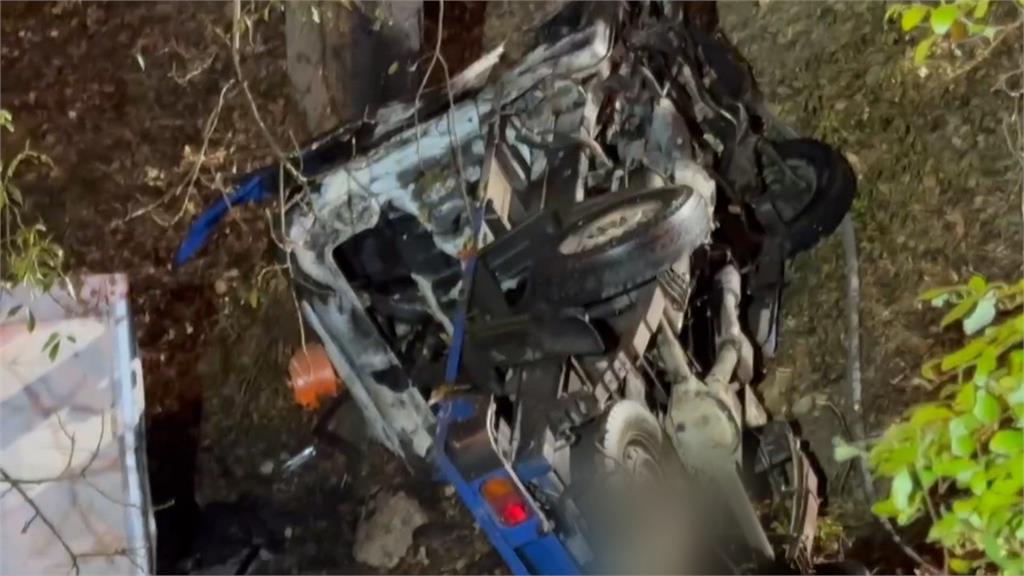 貨車衝匝道邊坡撞成火球! 車身分離2人死亡