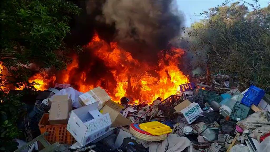 金山資源回收場大火 還有爆炸聲2犬隻嗆死