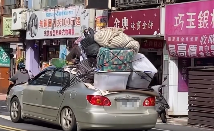桃園驚見「汽車版移動城堡」！綑綁「大型沙發」滑過街頭…網笑：車主霍爾？